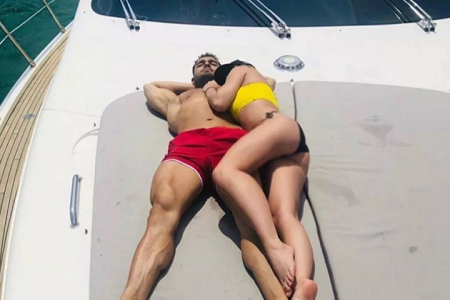 布兰妮小甜甜走光,与25岁小狼狗男友泡澡引网友酸成一片