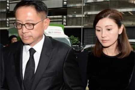 李嘉欣许晋亨罕见同框  甜蜜牵手看赛马
