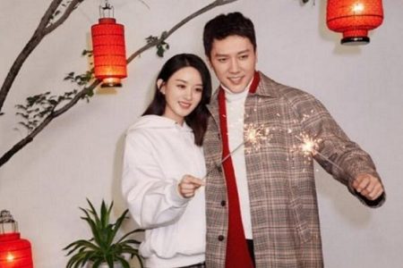 赵丽颖冯绍峰同框海报，冯绍峰望妻眼甜蜜酸倒众人