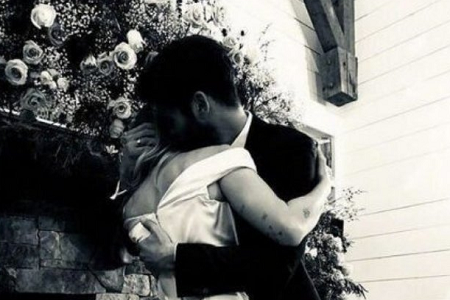 麦莉友人指责锤弟,称麦莉与同性接吻只是想刺激他