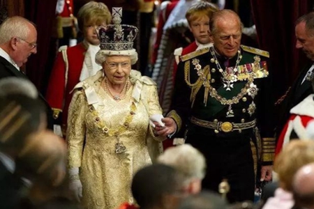 伊丽莎白菲利普的世纪爱情，女王背后男人菲利普亲王的秘密