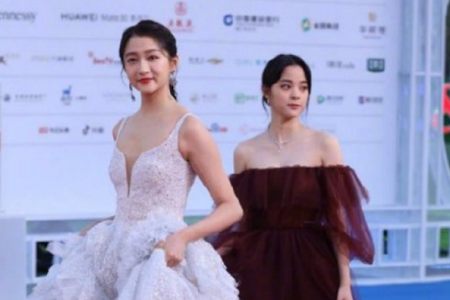 欧阳娜娜拍了关晓彤背,惨遭关晓彤粉丝吐槽“心机婊”