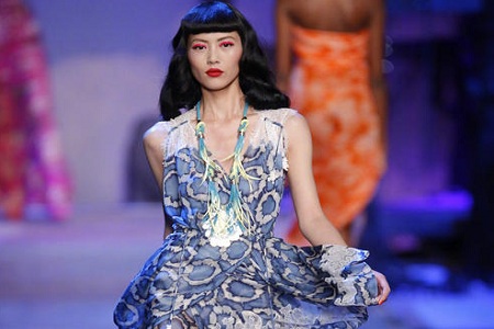 超模刘雯缺席2020年春夏时装周,网友:与蔻驰解约的后续