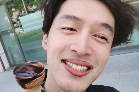 单身界泥石流胡歌更换头像,网友:这是在搞事情啊!