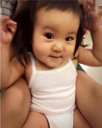 贾静雯和修杰楷女儿咘咘照片