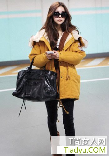 道晖芝出差搭配 长腿装时尚火辣