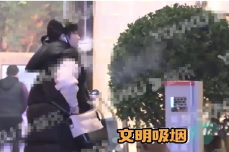 李庚希街头吸烟姿势娴熟,网友调侃:果然演员角色得分开