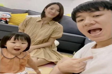 王祖蓝老婆怀二胎,王祖蓝娇妻李亚男一家三口同框温馨