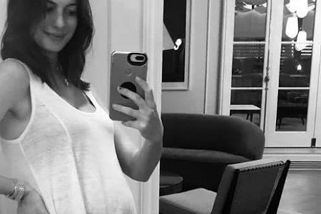 女星安妮•海瑟薇二胎已产，一家四口甜出行难掩女神气质