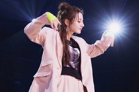 /></p><p> 其实《创造营2019》的创始人迪丽热巴,相比第一季的创始人黄子韬,她的人气确实要高很多,只是在选秀方面,热巴相较于黄子韬经验就要少很多了。克毕竟女神迪丽热巴主要的业务是演员,虽然她也是舞蹈班出身的,跳舞方面表现的很不错,可是在唱歌方面真的就不如黄子韬了。</p><img src=