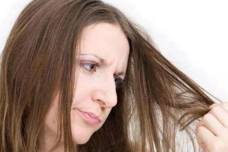 头发爱出油还脱发怎么办?这四个方法能拯救你的头发