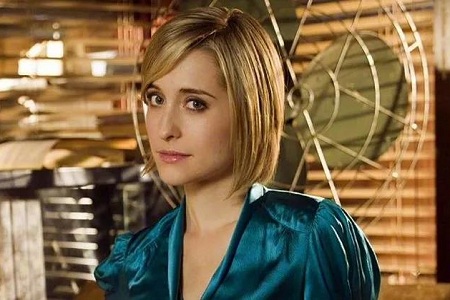 Allison Mack承认为邪教贩卖女性，网友：女人何苦为难女人