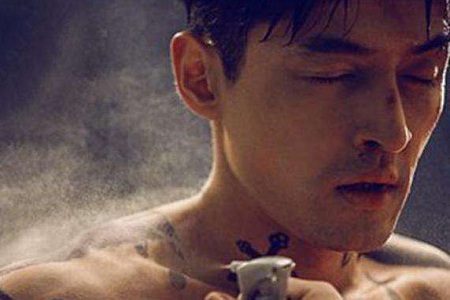 胡歌生猛身材好到炸 腹肌线条超完美 网友变土拨鼠尖叫