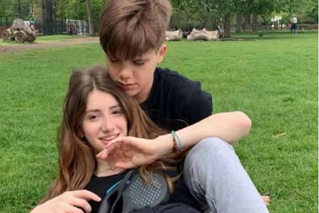 贝克汉姆小儿子恋情曝光，女友颜值爆表确定不是早恋？