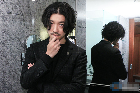 日剧男神甩汗飙鼓技 被粉丝“原味Bra”打中