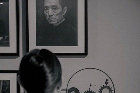 倪妮感谢张艺谋晒黑白照,惨遭网友吐槽:咋就挂墙上了?