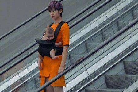 超女李宇春2019全新专辑《哇》,封面身背婴儿曝光含义多层