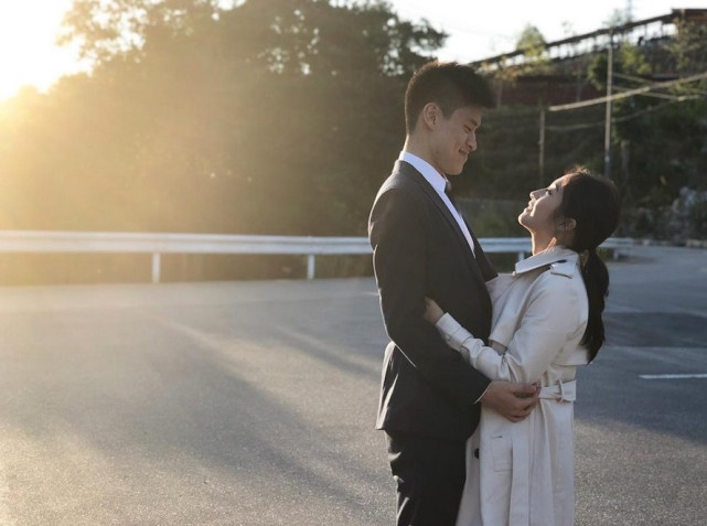 梁家辉小女儿晒甜蜜定情照,网友吐槽男友低配版孙杨!