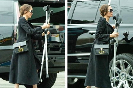 45岁女星朱莉面部松弛尽显老态，女儿希洛拐杖一脸倔强