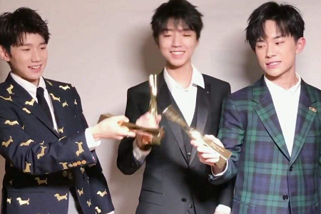 王俊凯两次拿奖的样子，遭遇“滑铁卢”笑成了表情包