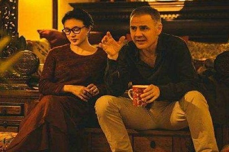 金星52岁生日大秀S好身材，露背装魅力四射风韵犹存