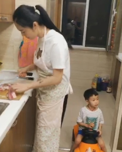 姚晨手捂孕肚现身新闻