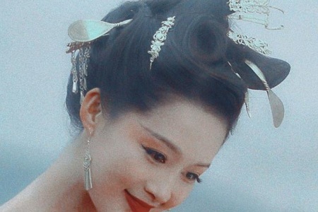 祖国70周岁华诞,《中国机长》空姐李沁携众星献礼