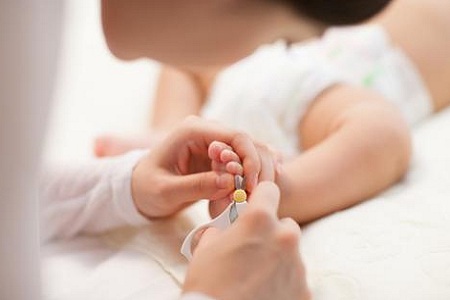 妈妈给婴儿剪指甲是有技巧的