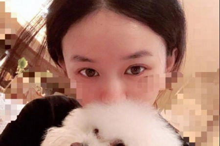 赵丽颖产后首晒照,肌肤嫩得出水,抱爱犬出镜素颜美炸天