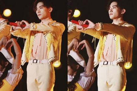 易烊千玺偷偷可爱，台前忧郁小王子，台后邻家小可爱