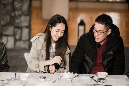 郭碧婷向佐亲密现身,手中戒指成为最佳亮点