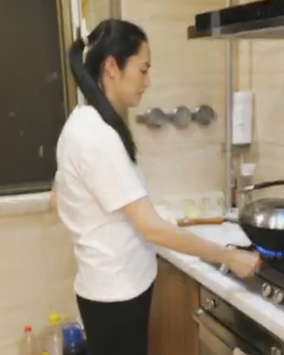 姚晨手捂孕肚现身新闻