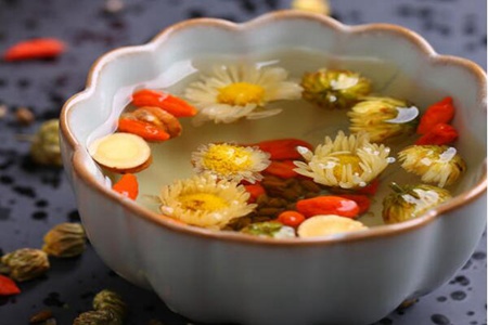 菊花枸杞茶的功效与作用,这五个女人喝菊花枸杞茶的好处