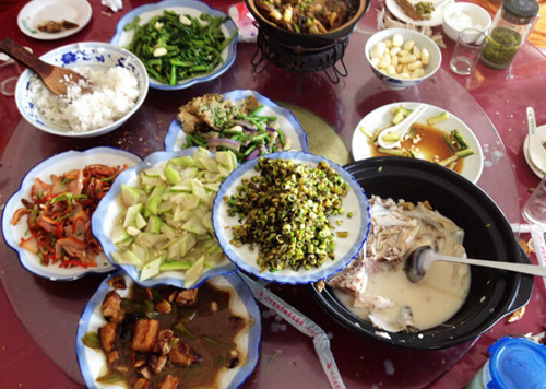 大餐后吃8食物，减肠胃负担消胀气