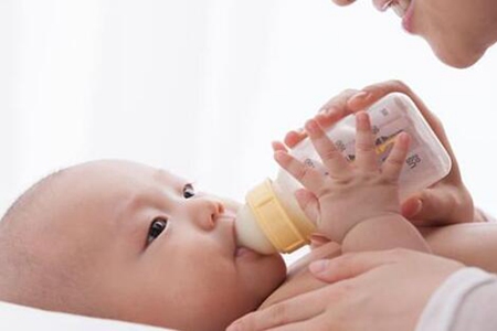 新生儿肠胀气的症状和缓解办法,(缓解宝宝肠胀气的方法)