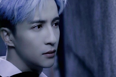 段子手薛之谦抱电线杆拍水灾,共青团表示这热度不要蹭