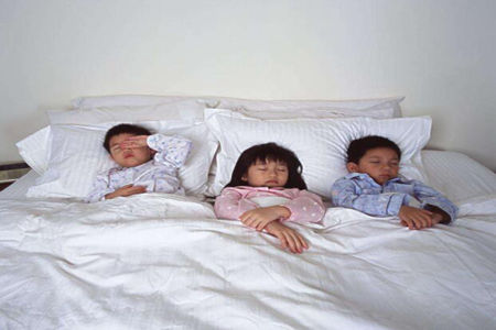 为什么小孩晚上睡着老蹬被子?有可能是这个几个原因造成的