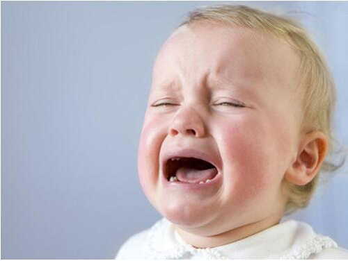 孩子用哭闹威胁家乡