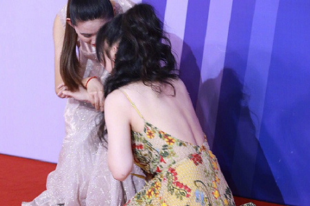 性感柳岩走红毯倒跪在地,究竟是真摔还是在炒作?