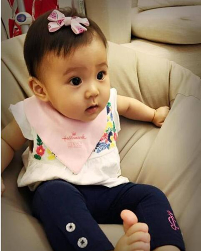 贾静雯和修杰楷女儿咘咘照片