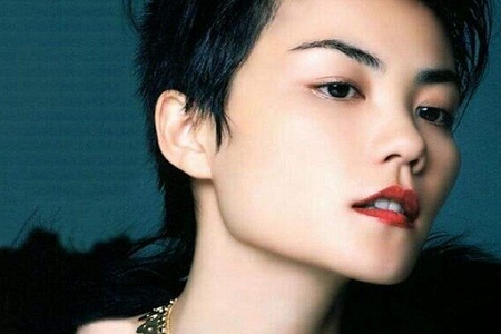 /></p><p>　　不得不说，当年的王菲个人影响力除了在国内也还在国外，她可是国外首位登上美国《时代》杂志封面的第一人，还接受了CNN采访，曾经最活跃时期还被人称为菲时代。</p><p>　　虽然王菲拥有独特又空灵的嗓音，并且也是上一代人的青春记忆，可现在的王菲已经50多岁了，并且还阔别歌坛已久，重新营业的她究竟还能不能重拾当年的辉煌?</p><p>　　本文《王菲承认要出新专辑，天后再次营业你期待吗?》禁止任何网站进行转载!</p><div class=