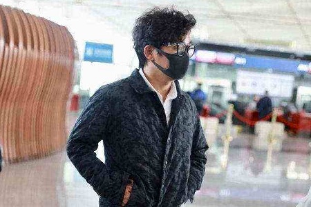 王宝强母亲去世后首现北京机场，打扮朴素状态疲惫不堪