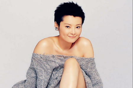 袁立力挺董卿,关于董卿孩子国籍风波,想要替自己洗白?