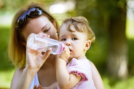 宝妈们不要再给孩子狂灌水了,会水中毒要有度