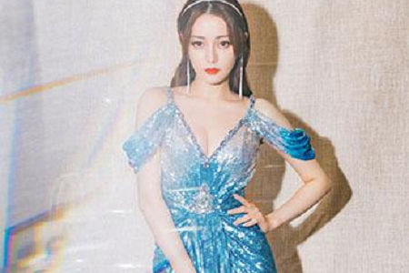 迪丽热巴身材有多好？cosmo盛典蓝色人鱼裙尽显蜂腰蜜臀