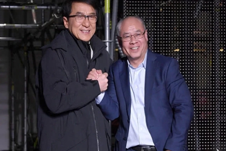 成龙巴黎跨界走秀携手李宁谢幕,韦德长手变自拍神器超惊人