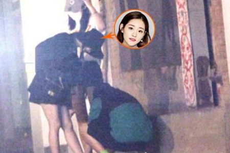 /></p><p> 只见她时不时从自己的包包掏出一把镜子给自己的脸补补妆,而当他们三个人来到了798艺术区后,其中的男友人就明显对祝绪丹特别的好,可是这明明是三个人的电影,但另外一个女人却不配拥有姓名,就在祝绪丹与这名男字的面前,活生生成为了一个超大度数的大电灯泡。</p><p> 由于祝绪丹的鞋带在那个时候松了,所以当这位男友人看到后,就立马俯下身来而为她系好鞋带。在期间,祝绪丹还跺了跺脚,发现这三个人并没有觉得不正常,感觉这样的行为已习以为常。</p><p style=