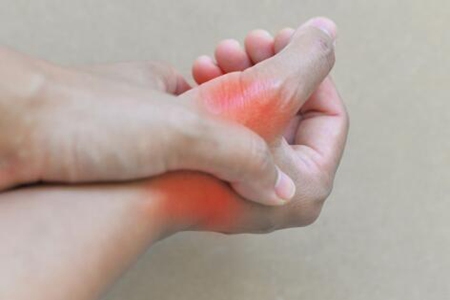 哪些病因是引起痛风的主要因素?这五个疾病症状导致及时改善