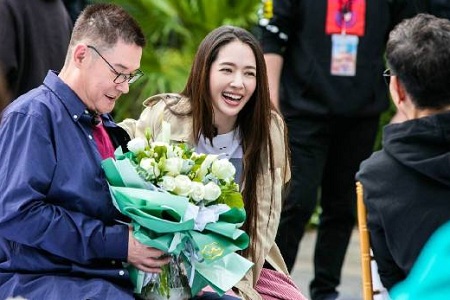 郭碧婷向佐亲密现身,手中戒指成为最佳亮点