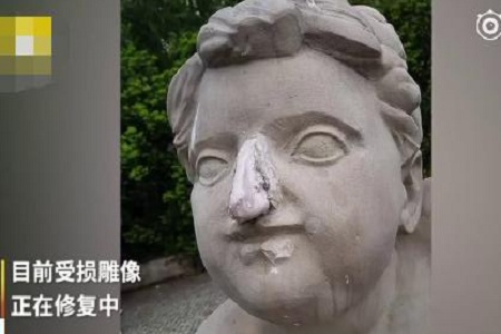 波兰女模特茱莉亚为博眼球无下限,竟敲掉200年雕像的鼻子